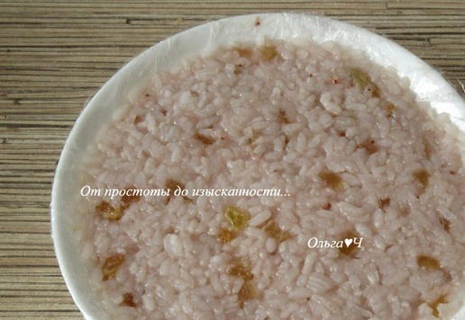 1. Этап. Коливо с клубничным джемом и миндалем: Рис выложите в глубокую тарелку, застеленную пищевой пленкой. Затем накройте тарелкой для подачи и аккуратно переверните.