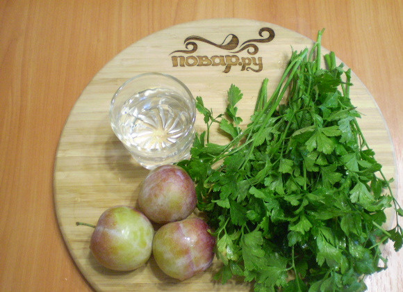 1. Этап. Зеленый коктейль с петрушкой: Подготовим ингредиенты. Зелень и сливы нужно вымыть. Зелени должно быть примерно 40% от общей массы.