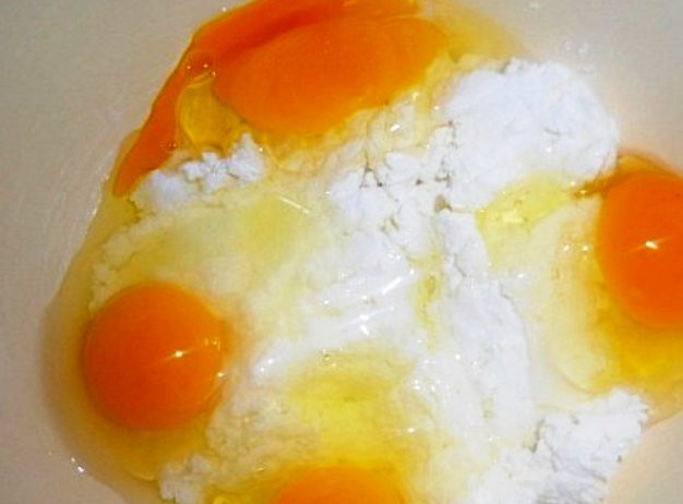 1. Этап. Творожное тесто для вареников: Перетрите творог, добавьте яйца, сахар и соду. Хорошо перемешайте.