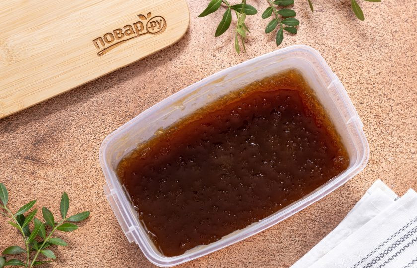 1. Этап. Кофейная гранита: Достаньте контейнер из холодильника, вилкой раскрошите ледяную корочку. Снова уберите контейнер на 45 минут в морозильную камеру.