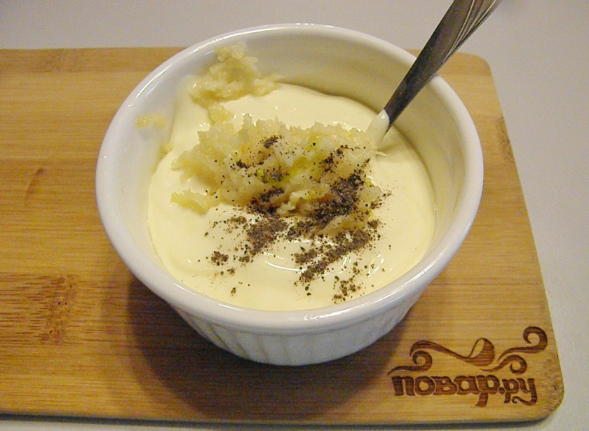 1. Этап. Печеночный торт из куриной печени: Майонез (100 г.) смешайте с двумя зубчиками чеснока, можно добавить щепотку перца молотого.