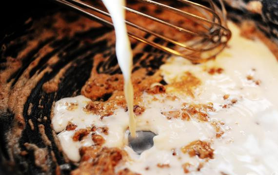 1. Этап. Куриный стейк с соусом: 5. Взбивая постоянно, влить в молоко. Варить, пока соус не загустеет. Добавить больше молока, если соус кажется слишком густым. Добавить соль и перец и варить от 5 до 10 минут.