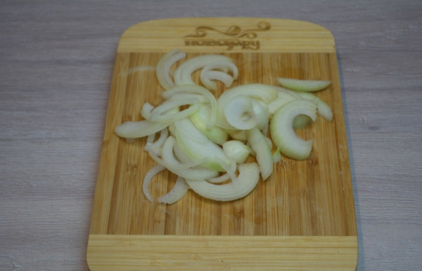 1. Этап. Мясо под соусом терияки: Репчатый лук нарежьте на не слишком тонкие полукольца.