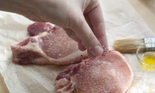 1. Этап. Свиные отбивные в винном соусе: Разогреваем духовку до 200 градусов. Смешиваем вместе муку, соль, перец и корицу в небольшой миске. Присыпаем этой смесью свиные отбивные.