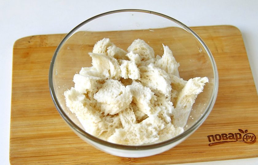 1. Этап. Котлеты во фритюре: У хлеба срежьте корки, мякоть нарежьте или раскрошите руками и залейте молоком.