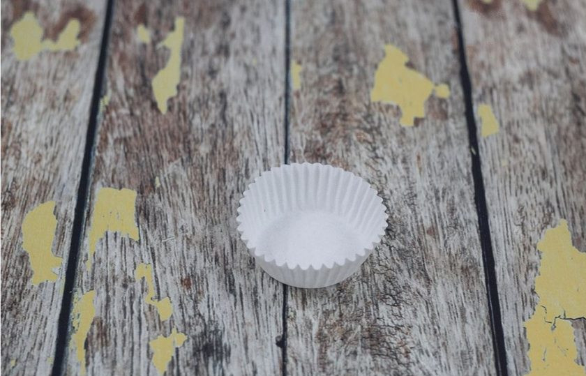 1. Этап. Конфеты на печенье: 4. Теперь соберите конфету. В бумажную формочку влейте немного глазури. Выложите половинку печенья. Затем снова глазурь, и опять печенье. А сверху вновь глазурь.