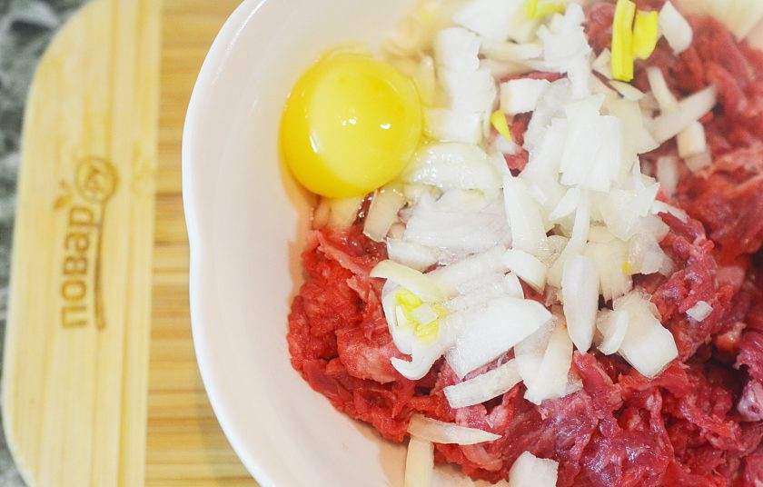 1. Этап. Кололак: 4. Затем яичные желтки.