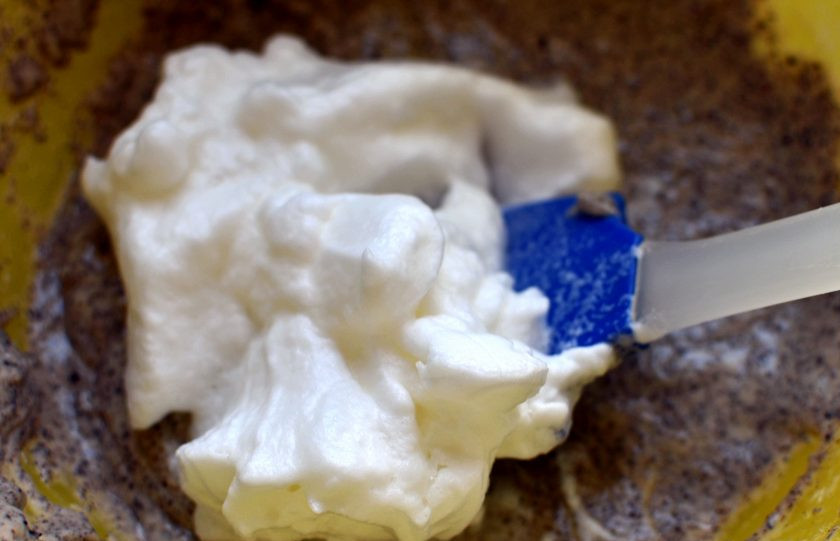 1. Этап. Нежный кекс Кофе с молоком: В два-три приема введите в тесто взбитые белки, перемешивая сверху вниз и по кругу.