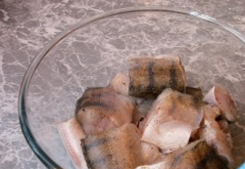 1. Этап. Рыба под маринадом из тушеных овощей: Рыбу очищаем и нарезаем порционными кусочками. Солим и перчим, оставляем на 20 минут.