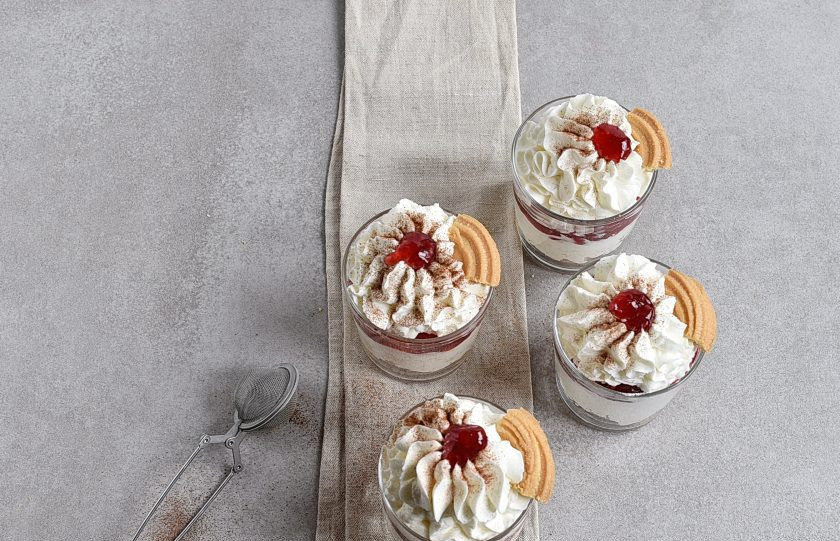 1. Этап. Десерт в стаканчиках: Разложите равномерно малиновый джем. Кстати, отлично подойдет клубничный или персиковый.