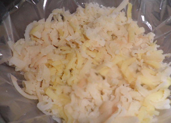 1. Этап. Салат-торт Для милых дам: Картофель и морковь очистить и натереть на мелкой терке, у яиц отделить белок от желтка и тоже мелко натереть.