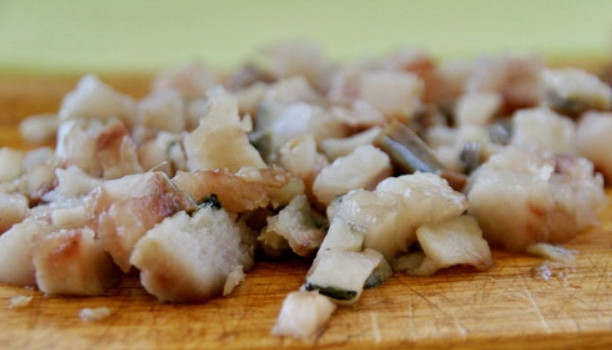 1. Этап. Селедка под шубой с гранатом: Филе сельди нарезаем небольшими кусочками.