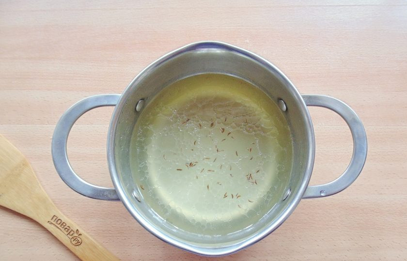 1. Этап. Сырный швейцарский суп: Добавьте тмин.