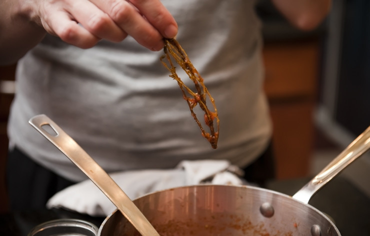 1. Этап. Джем из помидоров: 5. По истечению часа выберите из джема веточки тимьяна.