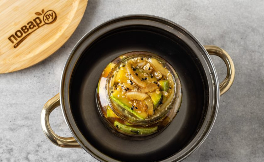 1. Этап. Кабачок маринованный в соевом соусе на зиму: Разложите заготовку по чистым стерилизованным банкам. Прикройте крышкой. Стерилизуйте в кипящей воде 15 минут после закипания.