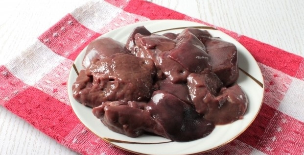 1. Этап. Печеночники с манкой: 1. Перед тем, как приготовить печеночники с манкой, помойте печень. Срежьте все пленки. Нарежьте средними кусочками.