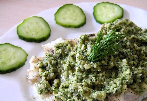 1. Этап. Треска с арахисовым соусом: Готовую рыбу разложите по тарелкам, сверху выложите арахисовый соус, украсьте укропом. Подавайте с любым гарниром или свежими овощами.