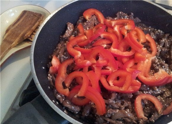 1. Этап. Говядина по-японски: Затем добавляем нарезанный болгарский перец. Обжариваем все вместе несколько минут.