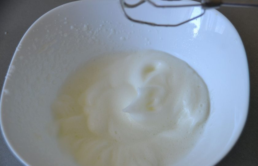 1. Этап. Грушевый пирог с карамельной заливкой: Взбейте белки с солью до мягких пиков, всыпьте сахар за два раза, продолжая взбивать до стойких пиков, добавьте при этом щепотку лимонной кислоты.