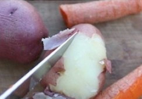 1. Этап. Вкусный салат Оливье: Картофель и морковь остудите, почистите и нарежьте кубиком.