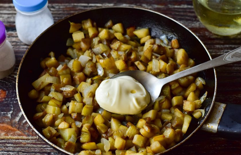 1. Этап. Икра из баклажанов с майонезом на зиму: Выложите майонез и очень хорошо перемешайте икру.