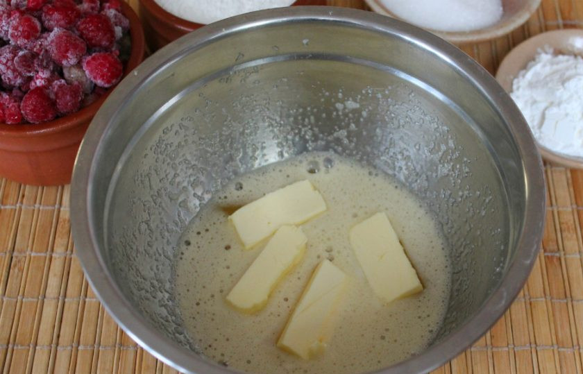 1. Этап. Песочный пирог с малиной: Добавляем мягкое сливочное масло и все перемешиваем.