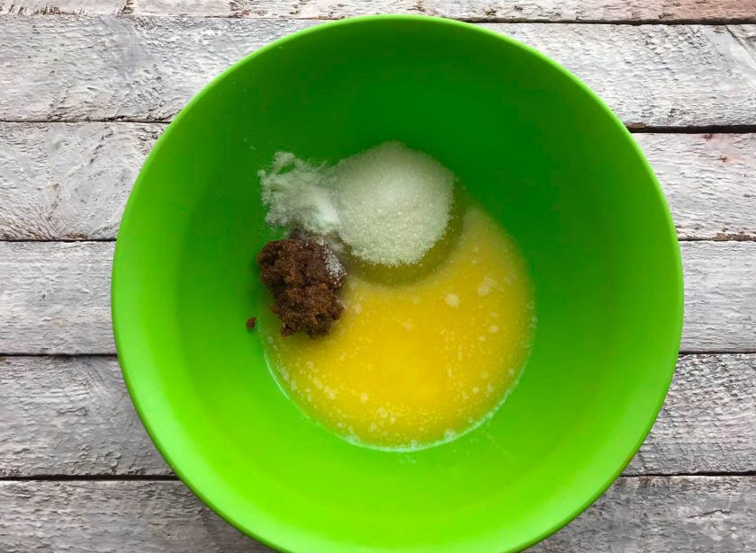 1. Этап. Овсяное печенье на сливочном масле: В глубокой тарелке соедините изюм, топленое сливочное масло, ванилин и хорошо перемешайте.