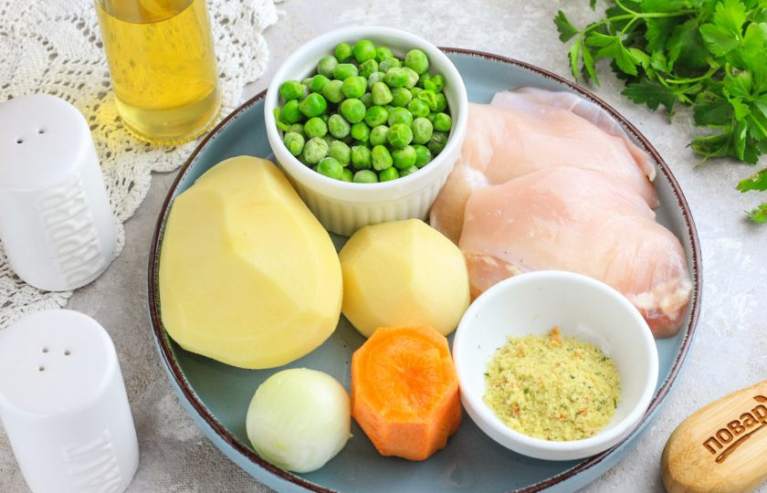 1. Этап. Суп из индейки с зеленым горошком: Подготовьте указанные ингредиенты. Можно использовать филе индейки или мясо с голени, крыла и т.д. Овощи очистите от кожуры и промойте в воде.