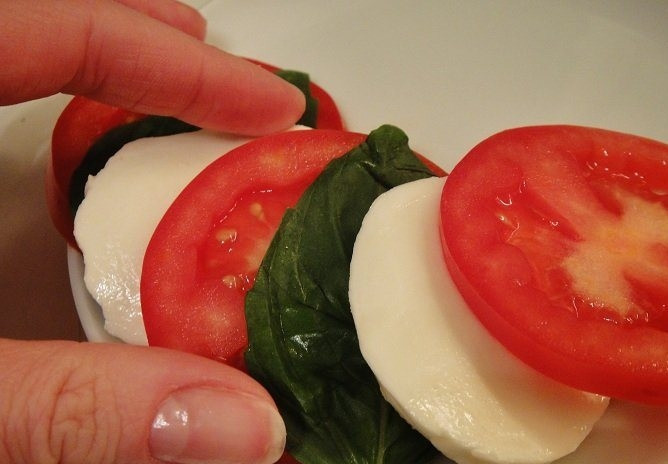 1. Этап. Томаты с моцареллой: На тарелочку друг за другом аккуратно выкладываем сыр, помидоры, листик базилика, сыр, помидоры, листик базилика.