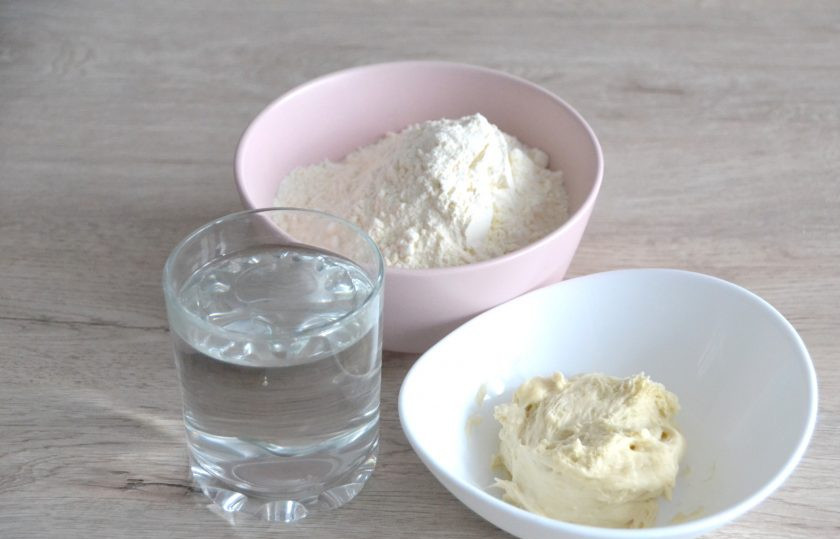 1. Этап. Батон на закваске: Для приготовления опары возьмите 200 мл. воды, 200 грамм муки, 100 грамм закваски (стартера).