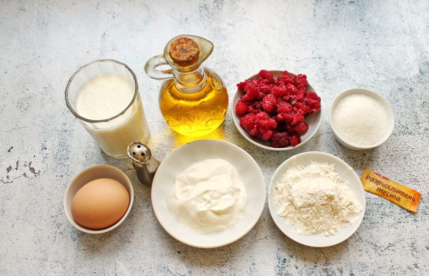 1. Этап. Пирожки на кефире и сметане: Подготовьте все необходимые ингредиенты для приготовления пирожков на кефире и сметане. Кефир достаньте заранее, чтобы он стал теплый. Начинку сделайте перед приготовлением.