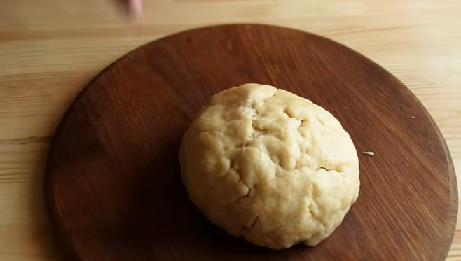 1. Этап. Торт Муравейник из детства: 3. Замотайте тесто в пищевую пленку и оправьте в холодильник на полчаса.