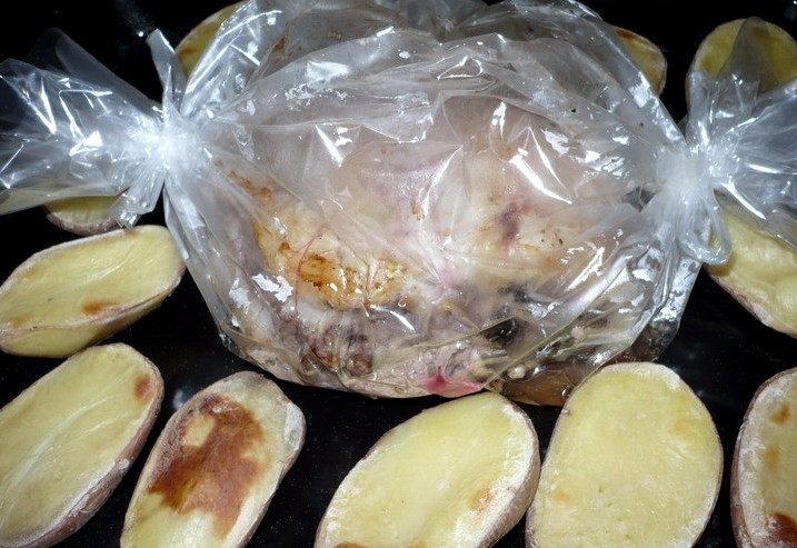 1. Этап. Баранина с черносливом: Картофель приготовится гораздо быстрее, чем мясо, поэтому посматривайте за ним и, как только он станет мягким, переложите картофель с противня на тарелку.