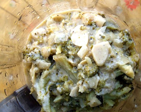 1. Этап. Крем-суп из брокколи с молоком: Немного остужаем готовое рагу из брокколи, молока и сыра. Перекладываем его в блендер (либо берем погружной). Перемалываем все ингредиенты до состояния крема, чтобы не было комочков и различных твердых частиц.