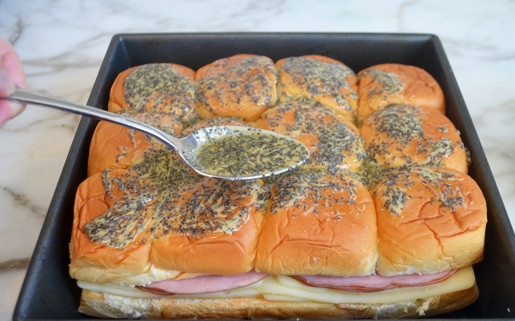 1. Этап. Булочки с сыром и ветчиной: Сверху обильно полейте булочки соусом.