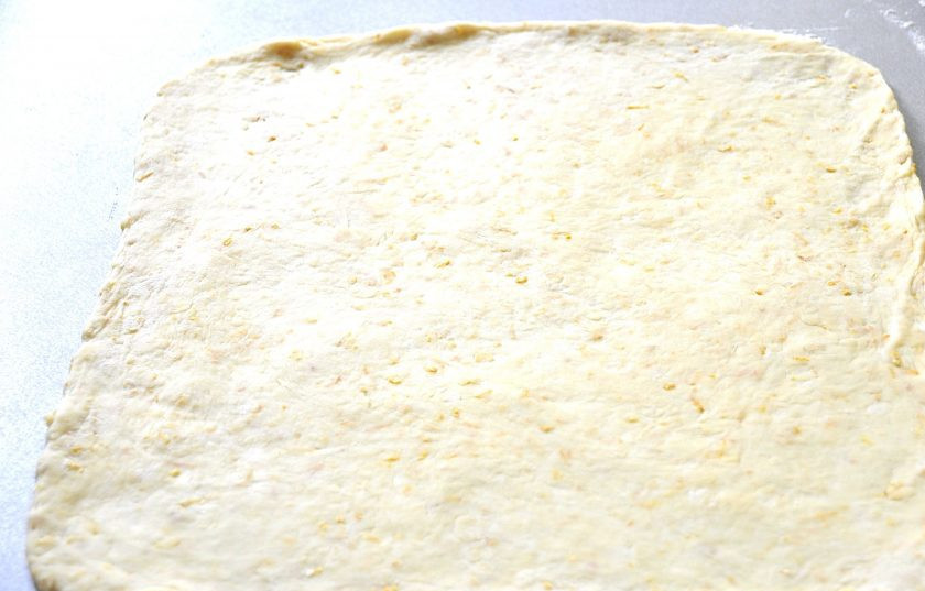 1. Этап. Венский рулет: Припылите стол мукой, выложите тесто, раскатайте в пласт толщиной примерно 3 мм.