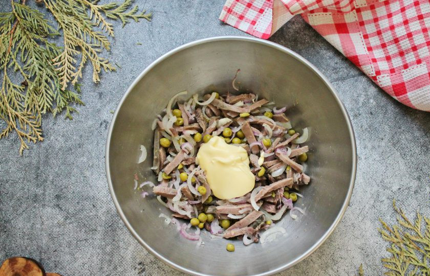 1. Этап. Салат Венский с языком: Салат посолите, поперчите и перемешайте. Заправьте салат 