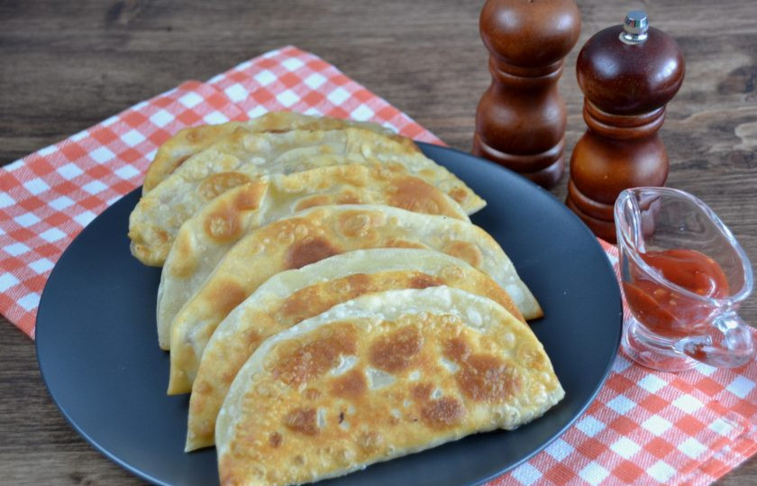 1. Этап. Чебуреки по-французски: Подавайте чебуреки по-французски горячими, с любым соусом, который вы любите. Это очень вкусно. Впрочем, и холодные они тоже очень хороши!