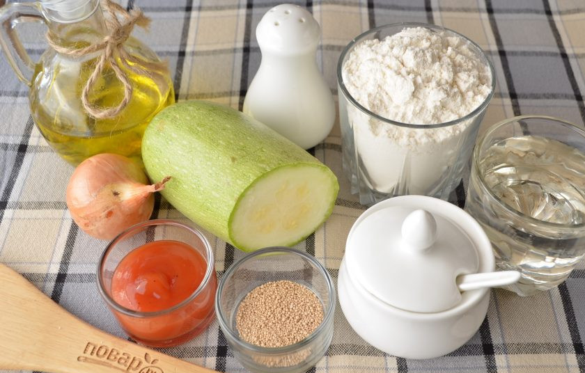 1. Этап. Кабачковый хлеб в домашних условиях: Итак, подготовьте продукты. Луковица понадобится маленькая (или половинка средней). Кабачок обязательно должен быть молоденьким, чтобы семена не чувствовались. Если таковых нет, то возьмите только плотную мякоть, а кожуру и семена удалите, взвесьте ровно 150 г. Приступим!