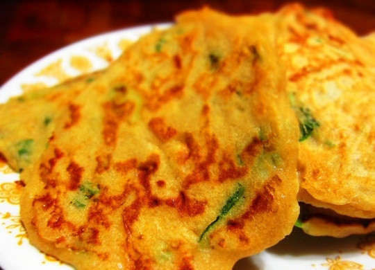 1. Этап. Закусочные оладьи с зеленым луком: 4. Выкладывайте на разогретую сковороду с растительным маслом тесто ложкой и жарьте оладьи с двух сторон до румяности. Приятного аппетита!