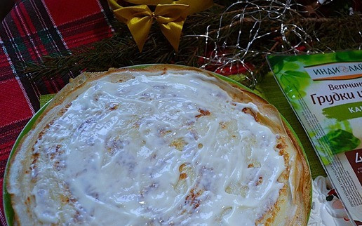 1. Этап. Закусочные блины с ветчиной и сыром: Блинчик смазать сливочным сыром.