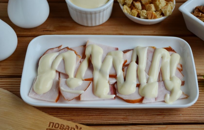 1. Этап. Салат с грибами и сыром Искушение: Полейте майонезом.