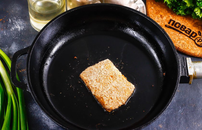 1. Этап. Брынза в кляре: Выложите нарезку в горячее масло и обжарьте с каждой стороны по 1-2 минуты. Масло должно быть кипящим, иначе весь кляр отстанет от брынзы и будет подгорать. Лучше жарить по 1-2 нарезки, чтобы они не слиплись между собой.