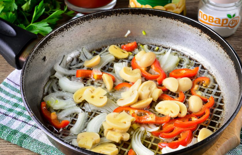 1. Этап. Рис с маринованными грибами: Обжарьте на сливочном масле лук пару минут, следом всыпьте перец и маринованные грибы. Пассеруйте все овощи еще пару минут.