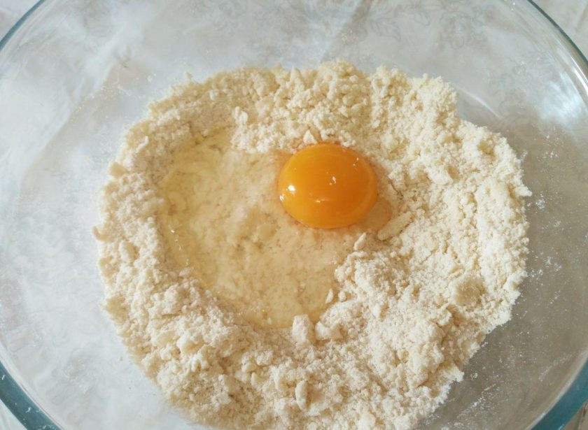 1. Этап. Печенье «Англси»: В получившуюся крошку разбейте яйцо, замесите тесто, при необходимости добавив немного муки или воды.