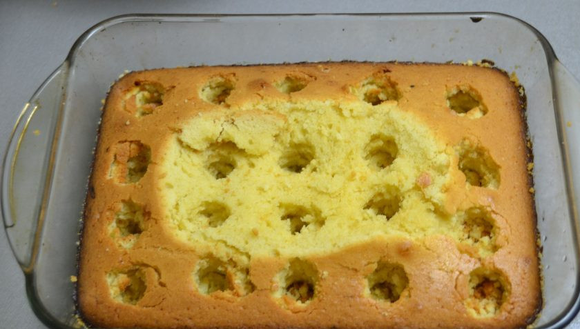 1. Этап. Дырявый пирог с клубникой: С помощью подходящего предмета сделайте в пироге углубления.