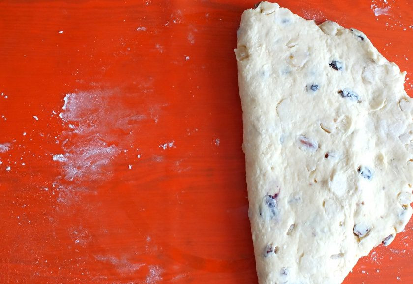 1. Этап. Кекс Штоллен: Визуально определите 1/4 часть пласта и согните в этом месте тесто.