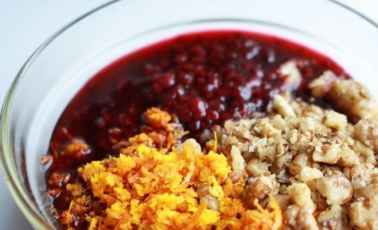 1. Этап. Новогодний чизкейк с клюквой: 7. В отдельной мисочке соедините клюкву, цедру апельсина, по желанию можно добавить немного орешков. В данном случае это консервированная ягода уже с сахаром. Перемешайте все как следует.