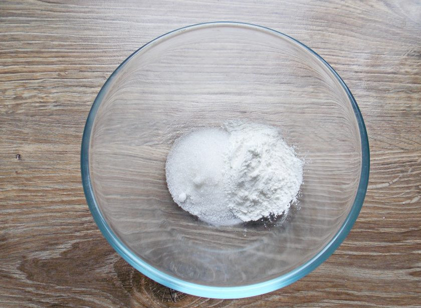 1. Этап. Салеп: Выложите в чашку сахар, крахмал и ванилин, перемешайте.