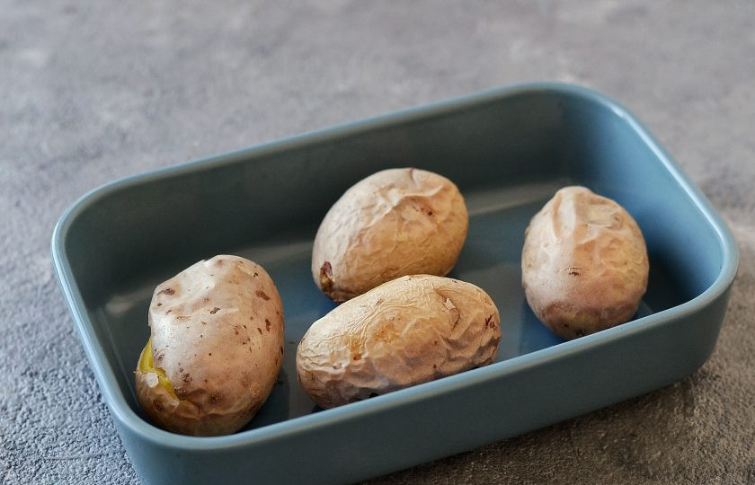 1. Этап. Картофельные ньокки с грибами: Картофель тщательно помойте и обсушите. Запекайте картофель в духовке около часа при температуре 200 градусов.